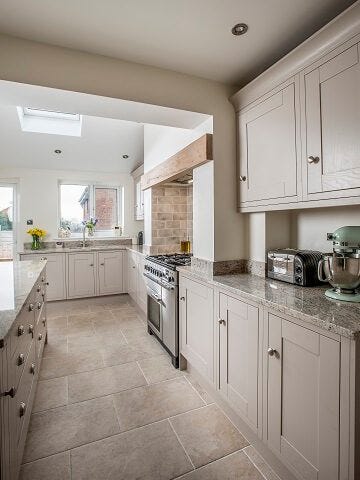 Sheraton Lissa Oak kitchen in neutral colour scheme with chrome cup handles 